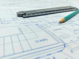 image de plans avec niveau crayon, règle et loupe sur table photo