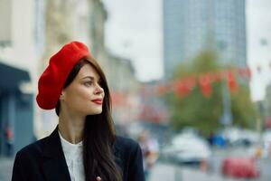 une magnifique sourire femme avec les dents des promenades dans le ville contre le toile de fond de Bureau bâtiments, élégant à la mode ancien vêtements et se maquiller, l'automne marcher, Voyage. photo