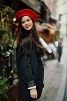 femme sourire mode modèle des promenades sur le rue dans le ville centre parmi le foule dans une veste et rouge béret et jeans, cinématique français mode style vêtements, Voyage à Istanbul printemps photo