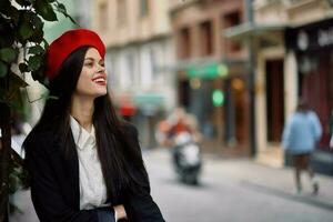 fille sourire avec les dents des stands sur le rue dans le ville dans une veste et rouge béret, cinématique français style photo