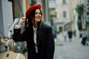 magnifique femme sourire permanent avec un vieux ancien moto sur une ville rue, élégant mode Regardez de vêtements, vacances et Voyage. photo