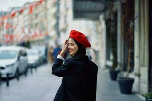 femme bonheur vue de le dos, suivre moi des promenades des promenades dans le ville contre le toile de fond de Bureau bâtiments, élégant à la mode ancien vêtements et se maquiller, printemps marcher, Voyage. photo