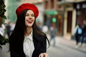 femme sourire avec les dents touristique des promenades dans le ville, élégant à la mode vêtements et se maquiller, printemps marcher, Voyage. photo