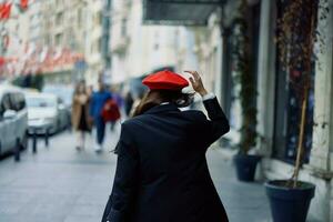 femme bonheur vue de le dos, suivre moi des promenades des promenades dans le ville contre le toile de fond de Bureau bâtiments, élégant à la mode ancien vêtements et se maquiller, printemps marcher, Voyage. photo