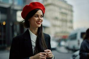 femme sourire avec les dents touristique des promenades des promenades dans le ville sur le Contexte de Bureau bâtiments, élégant à la mode vêtements et se maquiller, printemps marcher, Voyage. photo