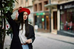 femme modèle des stands sur le rue dans le ville dans une veste et rouge béret, cinématique français mode style vêtements, Voyage à Istanbul photo