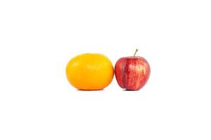 oranges ou mandarine et pomme isolé sur fond blanc photo