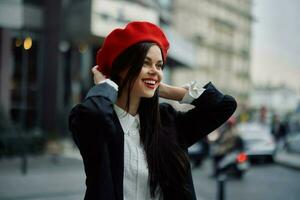 femme sourire avec les dents touristique des promenades dans le ville apprentissage le histoire et culture de le lieu, élégant à la mode vêtements et se maquiller, printemps marcher, voyage, métropole. photo