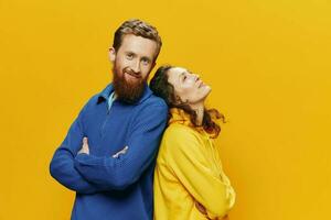 homme et femme couple souriant gaiement et courbé avec lunettes, sur Jaune arrière-plan, symboles panneaux et main gestes, famille tirer, jeunes mariés. photo