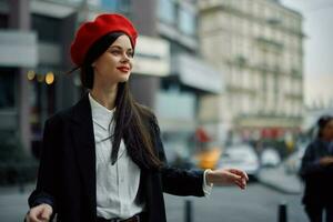 femme sourire avec les dents touristique des promenades des promenades dans le ville sur le Contexte de Bureau bâtiments, élégant à la mode vêtements et se maquiller, printemps marcher, Voyage. photo