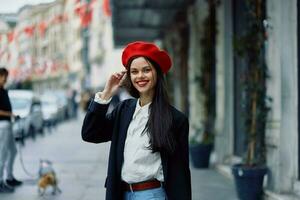 bonheur femme des promenades des promenades dans le ville contre le toile de fond de Bureau bâtiments, élégant à la mode ancien vêtements et se maquiller, printemps marcher, Voyage. photo