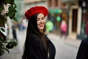 femme sourire avec les dents en marchant autour ville, élégant à la mode vêtements et se maquiller, printemps marcher. photo