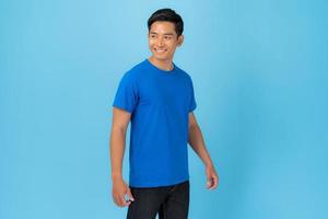 jeune homme en t-shirt bleu isolé sur fond bleu