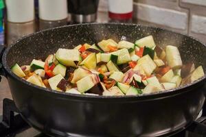 français cuisine Ratatouille salade dans friture la poêle sur gaz le fourneau photo