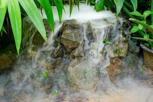 chaud printemps avec brillant bleu l'eau et chaud fumée photo