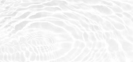 blanc l'eau avec ondulations sur le surface. défocalisation flou transparent blanc coloré clair calme l'eau surface texture avec éclaboussures et bulles. l'eau vagues avec brillant modèle texture Contexte. photo