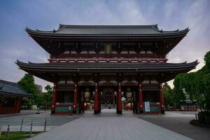 sensoji temple à nuit dans Tokyo, Japon. sensoji temple est le le plus ancien bouddhiste temple dans Tokyo. photo