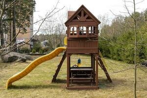 enfants en bois théâtre avec faire glisser dans le Cour de le maison photo