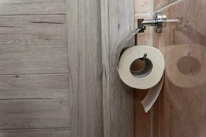 une rouleau de toilette papier pendaison dans une titulaire dans le toilette photo
