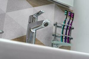 brosses à dents supporter sur une spécial supporter dans le salle de bains intérieur photo