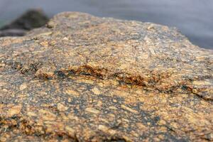 texturé surface de une énorme Naturel brun-rouge pierre photo