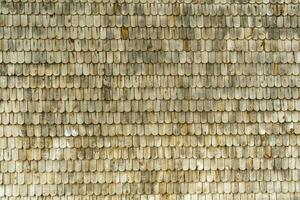 texturé Contexte de en bois carrelage sur le toit de un vieux maison photo