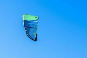 aile de kite surf contre le bleu ciel . kite surf sur le mer photo