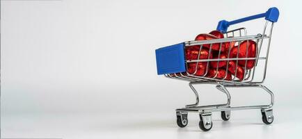 supermarché chariot chargé avec cœur en forme de des sucreries photo