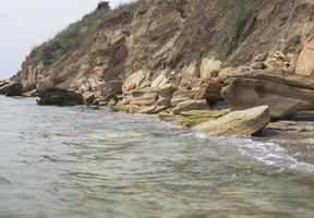 gros rochers de mer se trouvent sur la plage photo