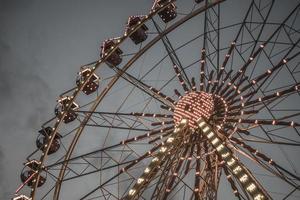 grande roue dans un parc de nuit divertissement dans le parc photo