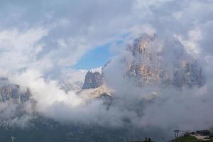 montagnes entourées de nuages photo