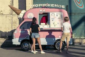 Saint Pétersbourg, Russie - juin 30, 2022 élégant la glace crème van photo