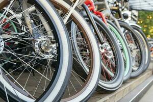 nombre de élégant Vélos pour vente dans une à la mode moderne bicyclette magasin photo