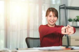 femme d'affaires relaxant ,tendu muscles ,prendre une Pause de travail à le portable ,élongation muscles ,élongation sa bras ,repos et élongation après travail ,exercer à travail ,fatigue le soulagement ,santé se soucier photo