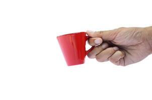 main tenant une petite tasse rouge avec un tracé de détourage photo