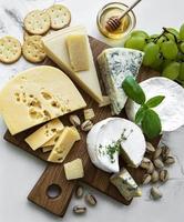 divers types de fromage, de raisins et de miel