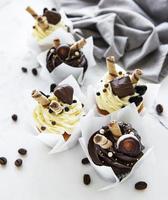 Petits gâteaux au chocolat sur fond de marbre blanc photo