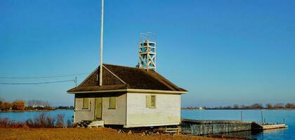 une petit blanc bâtiment près le Lac photo