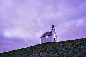 blanc peu église sur Haut de le colline, de terp leidsenveen le hague le Pays-Bas photo