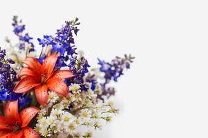 patriotique fleurit vibrant américain drapeau Couleur fleurs sur une blanc Contexte avec copie espace génératif ai photo