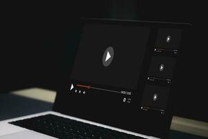 la personne en utilisant ordinateur pour en train de regarder vidéo sur le l'Internet regarder films, Ecoutez à la musique pour divertissement, en direct contenu, afficher ou tutoriel, flux jeux, enregistrement voix, contenu streaming. photo