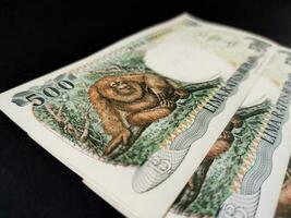 proche en haut vue de vieux indonésien billets de banque 500,00 rp Rupiah Publié dans 1992. vieux Rupiah devise concept isolé sur noir Contexte photo