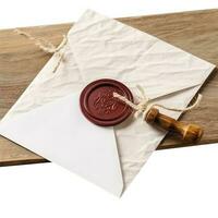 Haut vue de rouge la cire scellé blanc vieux lettre enveloppe sur en bois planche. photo