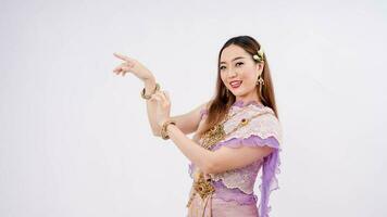 luxe portrait de une magnifique thaïlandais femme dans traditionnel thaïlandais costume posant tenir bracelets et souriant isolé sur blanc Contexte photo