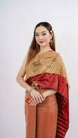 luxe portrait de une magnifique thaïlandais fille dans traditionnel thaïlandais costume souriant isolé sur blanc Contexte photo