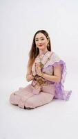 luxe de une magnifique thaïlandais fille dans traditionnel thaïlandais costume, identité culture de Thaïlande, posant à Payer le respect avec souriant isolé sur blanc Contexte photo