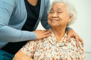soignant Aidez-moi asiatique personnes âgées femme patient avec aimer, se soucier, encourager et empathie à allaitement hôpital, en bonne santé fort médical concept. photo