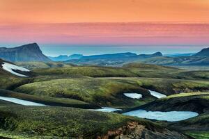 paysage de volcanique Montagne colline avec mousse couvert dans le le coucher du soleil sur islandais hauts plateaux dans été à Islande photo