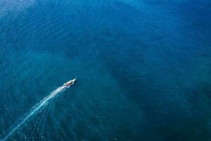traditionnel en bois bateau voile dans tropical bleu mer sur été photo