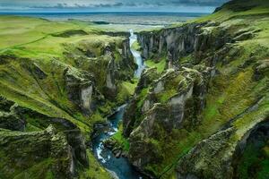 étourdissant vue de fjadrargljufur canyon naturellement érodé avec fjadra écoulement par ravin dans été à Islande photo